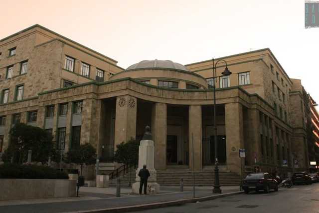 Il maestoso ex Palazzo delle Poste, simbolo di un mondo che comunicava con le lettere